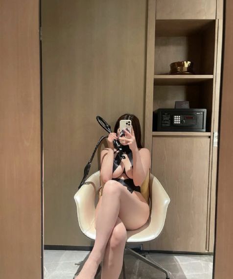 脱了她裙子摸进她的内裤亲吻_剧情片免费观看